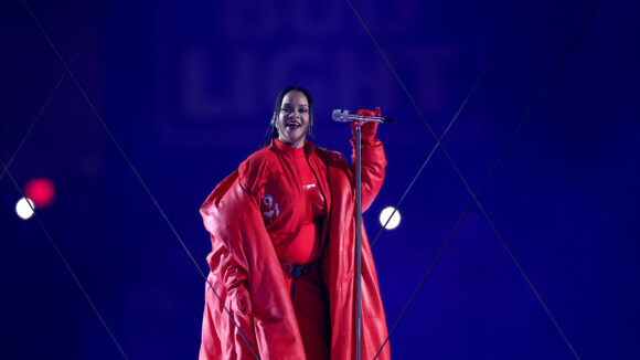 Rihanna está à espera de mais um bebê! Gravidez da cantora é confirmada após show no intervalo do Super Bowl