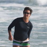 Thammy Miranda usa roupa colada no corpo em tarde na praia após retirar os seios