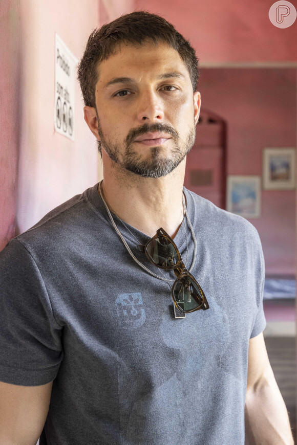 Dante (Marcos Caruso) fala para Oto (Romulo Estrela) não chegar perto de Brisa (Lucy Alves) na novela 'Travessia', no capítulo de segunda-feira 20 de fevereiro de 2023