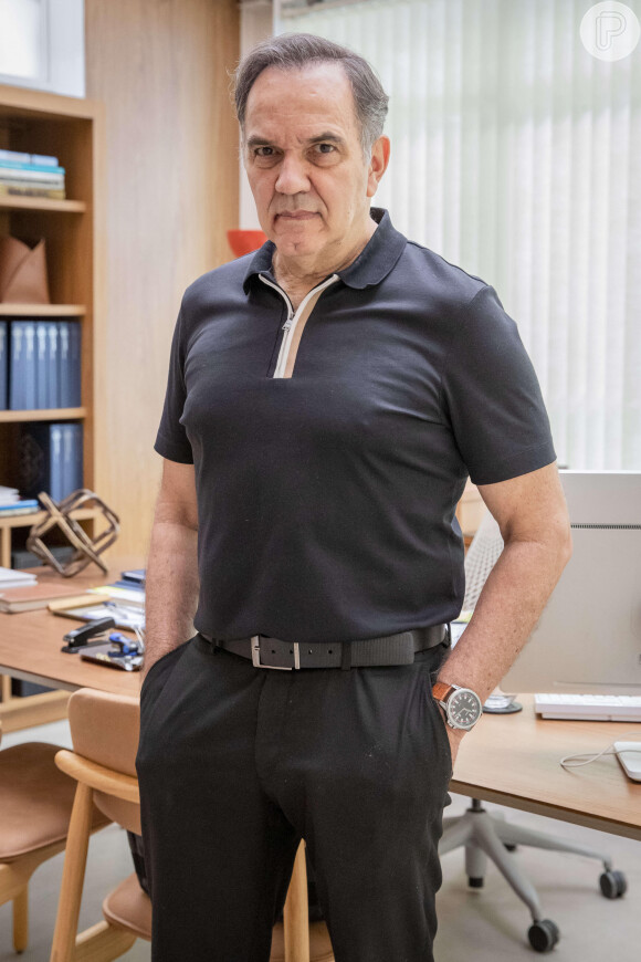 Guerra (Humberto Martins) aceita que Brisa (Lucy Alves) faça um exame de DNA na novela 'Travessia', no capítulo de terça-feira 21 de fevereiro de 2023