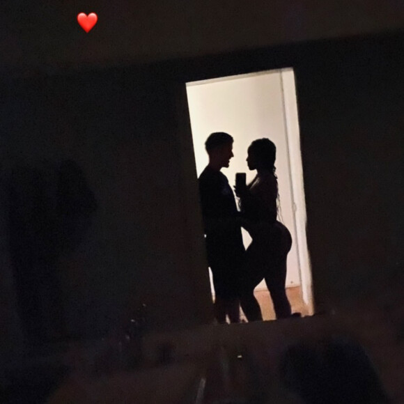 Yuri Lima postou foto com uma mulher e fãs reconheceram Iza apenas pela silhueta