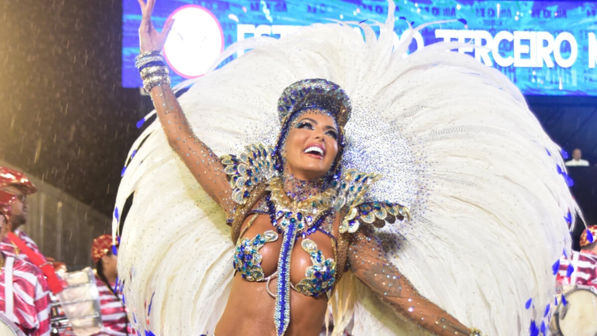 Foto: Carla Prata usou fantasia com 800 penas para comandar a bateria da  Acadêmicos do Tucuruvi no carnaval 2023 de São Paulo em 19 de fevereiro de  2023 - Purepeople