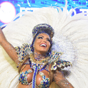 Carla Prata usou fantasia com 800 penas para comandar a bateria da Acadêmicos do Tucuruvi no carnaval 2023 de São Paulo em 19 de fevereiro de 2023
