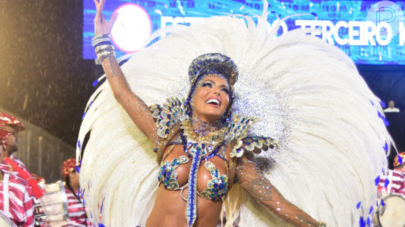 Carla Prata usou fantasia com 800 penas para comandar a bateria da Acadêmicos do Tucuruvi no carnaval 2023 de São Paulo em 19 de fevereiro de 2023