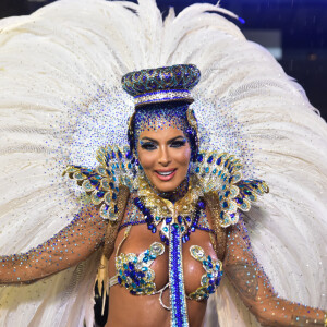 Carla Prata encarou a chuva ao desfilar pela primeira vez como rainha de bateria d Acadêmicos do Tucuruvi no carnaval 2023 de São Paulo