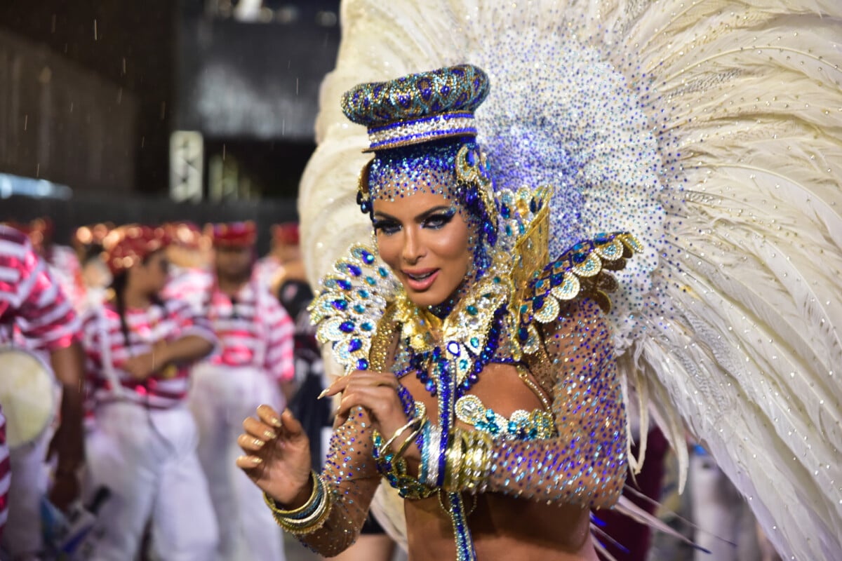 Foto: Carla Prata usou um fantasia banhada a ouro no carnaval 2023 -  Purepeople