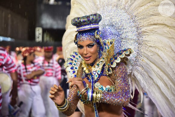 Carla Prata usou um fantasia banhada a ouro no carnaval 2023