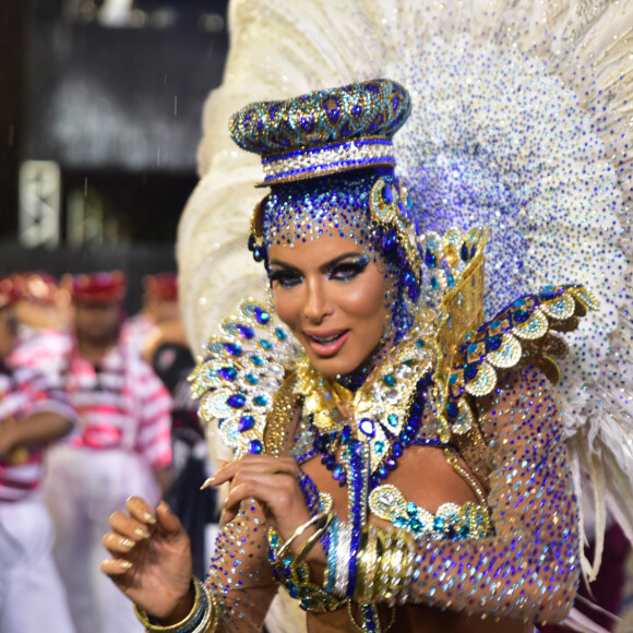 Carla Prata usou um fantasia banhada a ouro no carnaval 2023