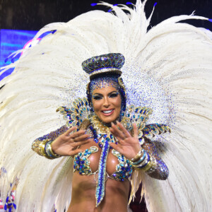 Carla Prata usou fantasia de 'malandra' no desfile da Tucuruvi no carnaval 2023
