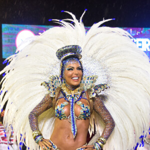 Carla Prata contou que por causa de uma doença autoimune modificou sua preparação para o desfile do carnaval 2023