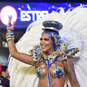 Carla Prata encarou a chuva no desfile do carnaval 2023 da Acadêmicos do Tucuruvi, sobre Bezerra da Silva