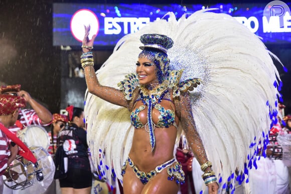 Carla Prata encarou a chuva no desfile do carnaval 2023 da Acadêmicos do Tucuruvi, sobre Bezerra da Silva