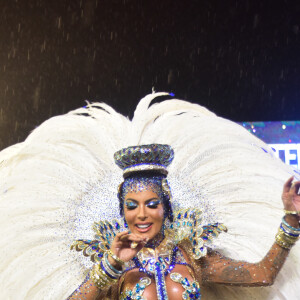 Carla Prata arrasou com fantasia banhada a ouro no carnaval 2023 em 19 de fevereiro de 2023