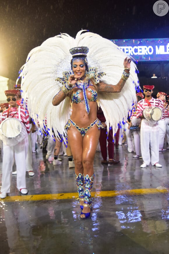 Carla Prata arrasou com fantasia banhada a ouro no carnaval 2023 em 19 de fevereiro de 2023