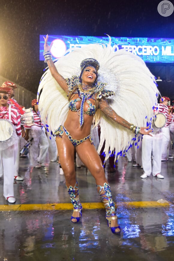Carla Prata desfilou como rainha de bateria da Tucuruvi no carnaval 2023 em São Paulo no domingo de carnaval 19 de fevereiro de 2023
