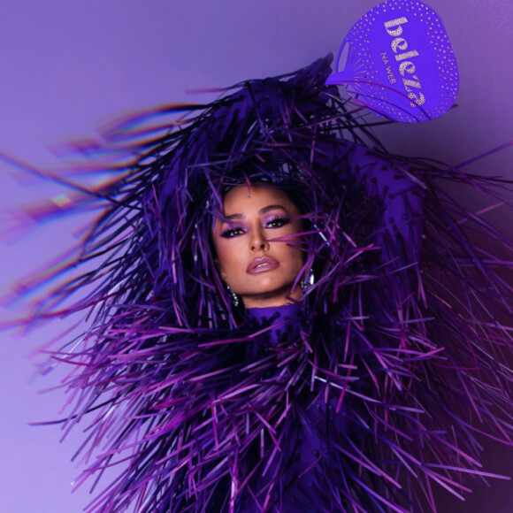 Sabrina Sato tem look detalhado pelo stylist Pedro Sales. 'Essa criação trouxe o roxo que representa inspiração e transformação, fazendo uma alusão às diversas versões que ela dá vida nessa época', afirma,