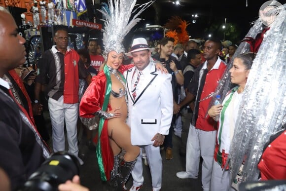 Paolla Oliveira usa fantasia toda transparente como Rainha da Grande Rio e posa com Diogo Nogueira antes de desfile
