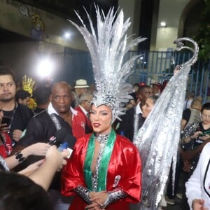 O look de Paolla Oliveira no desfile da Grande Rio tinha cabeça exuberante prateada