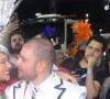 Com look todo transparente, Paolla Oliveira é tietada pelo namorado, Diogo Nogueira, em desfile da Sapucaí