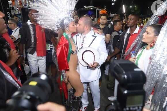 Paolla Oliveira ganha beijo de Diogo Nogueira antes de desfile na Sapucaí