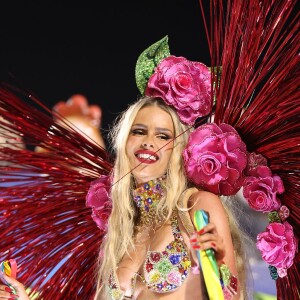 Yasmin Brunet usou biquíni colorido como destaque da Grande Rio