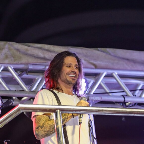 Namorado de Wanessa Camargo, Dado Dolabella se derreteu ao falar da cantora em trio elétrico de Salvador no domingo de carnaval: 'Foi amor a primeira 'ouvista', já ouviu essa? Eu me apaixonei por ela sem conhecer, só de ouvi-la cantar'