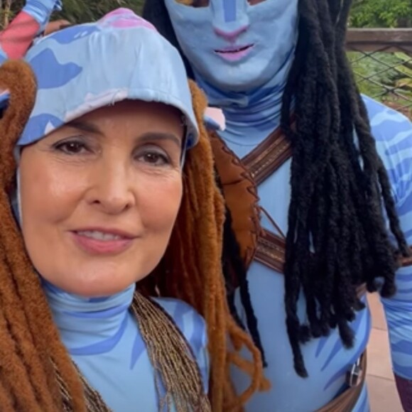 Fátima Bernardes surpreendeu os fãs ao surgir mascarada nas ruas de Olinda. A jornalista passou despercebida e não foi reconhecida