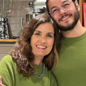 Fátima Bernardes aposta em fantasia com máscara inusitada para curtir o Carnaval no 'anonimato'. Fotos!