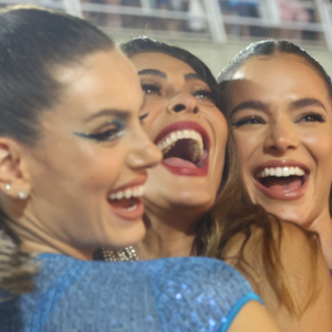 Carnaval 2023: Juliana Paes, Bruna Marquezine e Camila Queiroz protagonizam encontro descontraído na Sapucaí