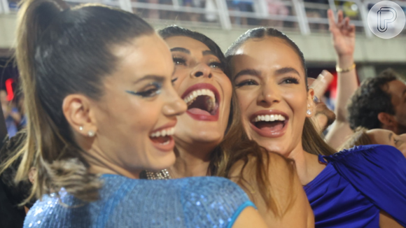 Carnaval 2023: Juliana Paes, Bruna Marquezine e Camila Queiroz protagonizam encontro descontraído na Sapucaí