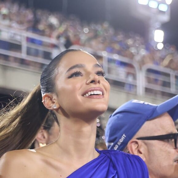 Carnaval 2023: Bruna Marquezine e Camila Queiroz assistiam ao desfile na Sapucaí no mesmo camarote