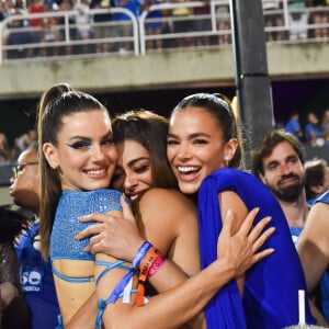 Carnaval 2023: Juliana Paes, Bruna Marquezine e Camila Queiroz trocaram abraços carinhosos na Sapucaí