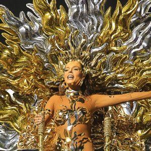 Giovanna Lancellotti representou a Justiça no desfile do carnaval 2023 da Beija-Flor de Nilópolis