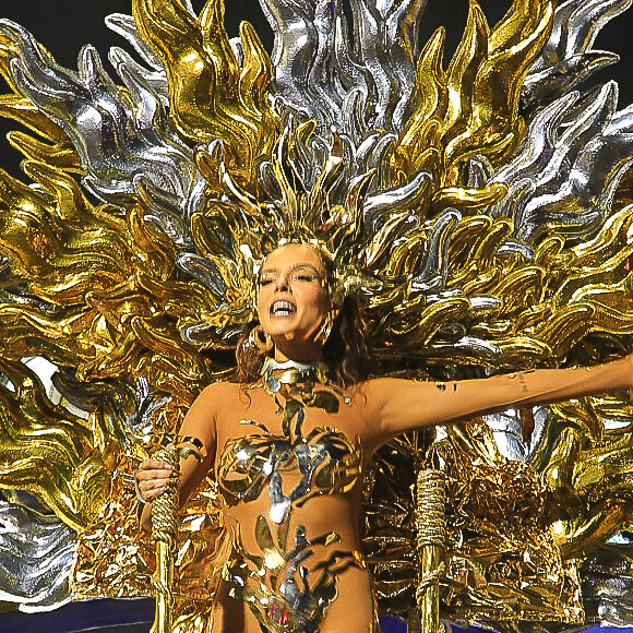 Giovanna Lancellotti representou a Justiça no desfile do carnaval 2023 da Beija-Flor de Nilópolis