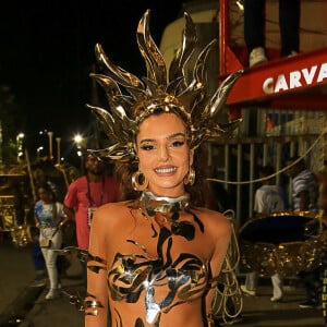 Giovanna Lancellotti usou uma fantasia toda recortada para o desfile do carnaval 2023 da Beija-Flor de Nilópolis