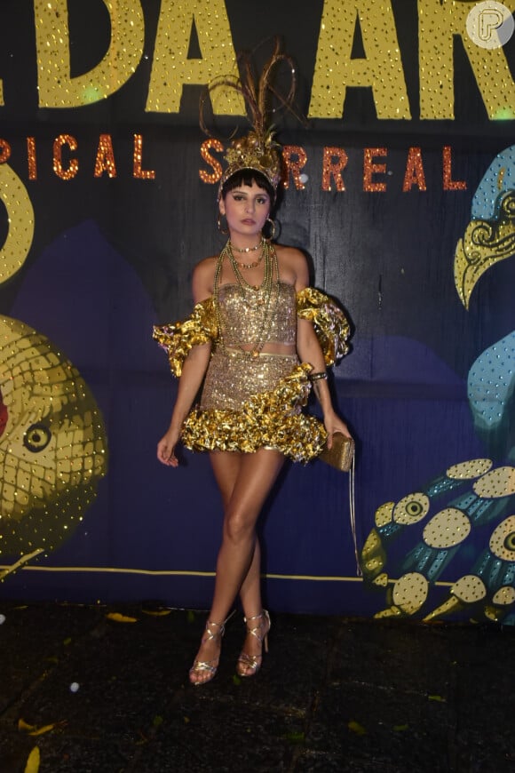 A atriz e cantora Duda Brack usou look dourado inspirado em Carmen Miranda no Baile do Arara