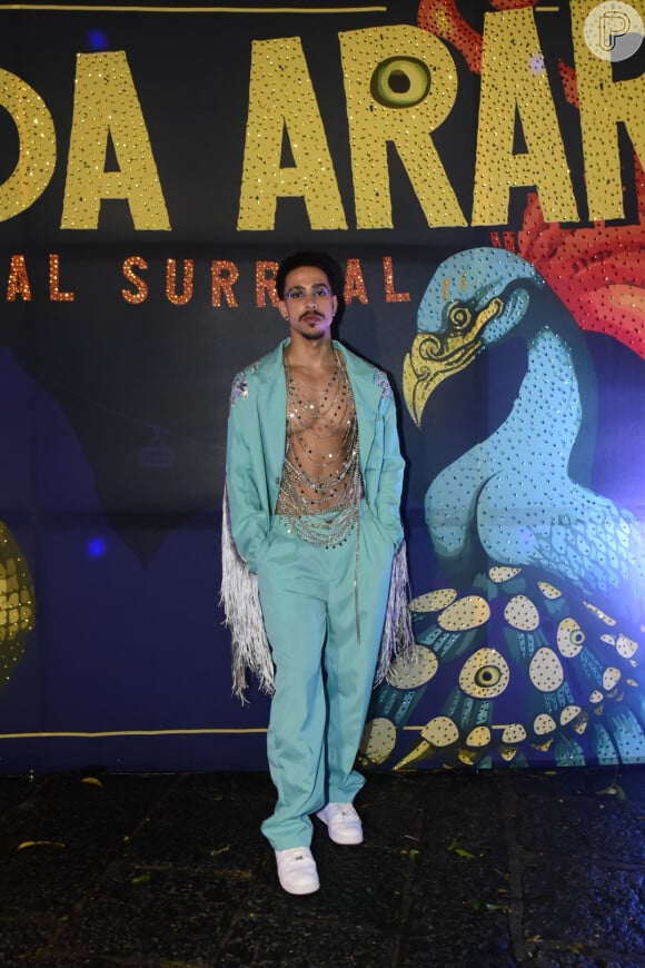 Cantor Thiago Pantaleão usou look azul com franjas e body chain no baile Arara