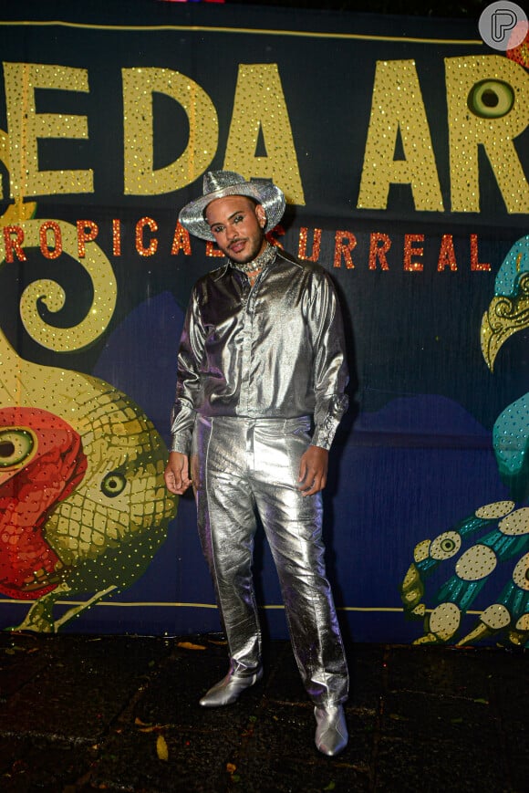 O look todo prata de Hugo Gloss valorizou a trend dos metalizados no baile do Arara