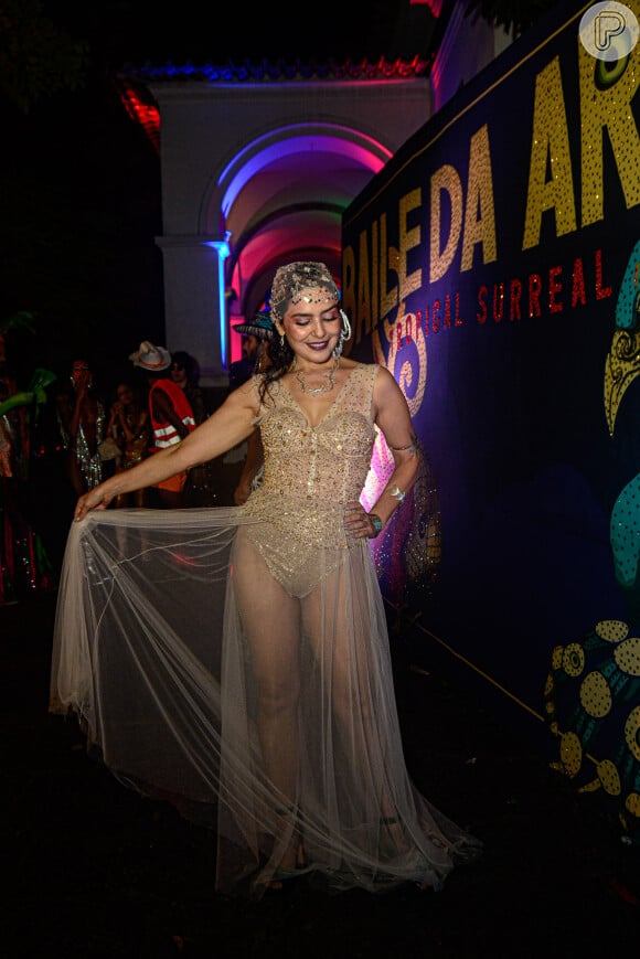 Look de Leticia Sabatella no baile do Arara tinha brilho e transparência