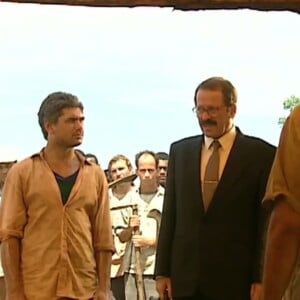 No fim da novela 'O Rei do Gado', o senador Caxias (Carlos Vereza) parte para o acampamento sem terra e conta a Regino (Jackson Antunes) que seu projeto em prol do assentamento deve sair