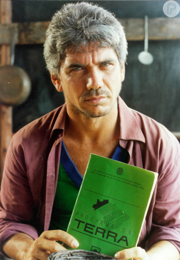 O senador Caxias (Carlos Vereza) se tornou amigo de Regino (Jackson Antunes) e levantou a questão da reforma agrária na novela 'O Rei do Gado'