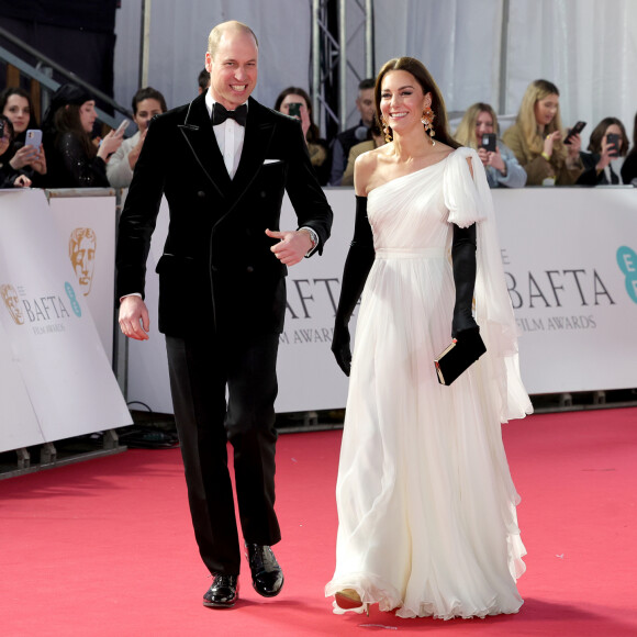 Kate Middleton deu um tapinha no bumbum de Príncipe William durante o BAFTA e a cena viralizou internacionalmente.