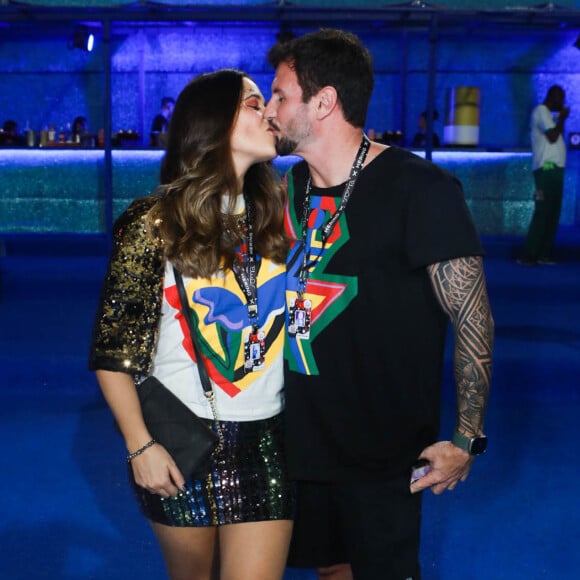 Juliana Paiva trocou beijos com namorado, Danilo Partezani, na Sapucaí