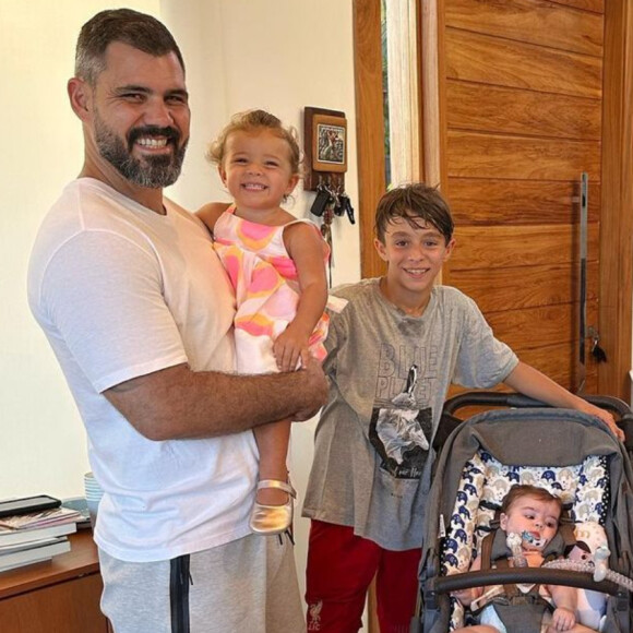 Filha de Juliano Cazarré respira em casa com a ajuda de um concentrador de oxigênio