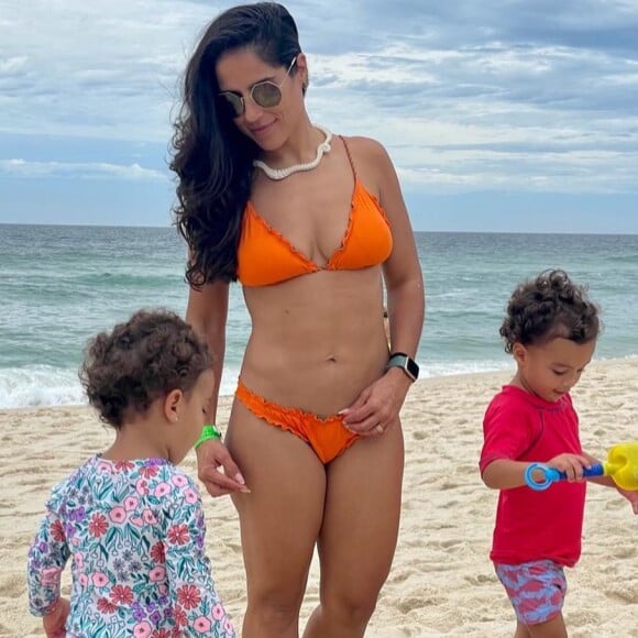 Camilla Camargo, em dezembro de 2022, já exibindo a barriga chapada na praia