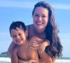 Mari Bridi encanta seguidores com clique em praia com o filho