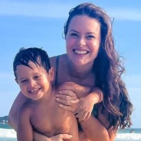 De biquíni, Mari Bridi é elogiada em foto com o filho na praia: 'No auge da beleza'
