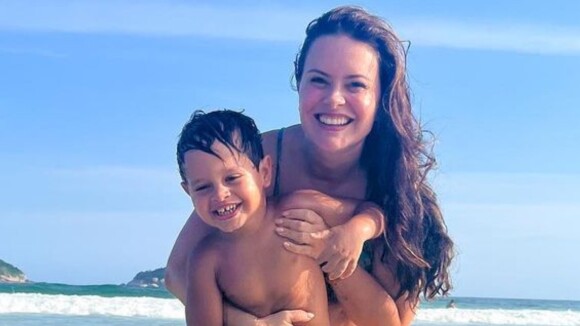 De biquíni, Mari Bridi é elogiada em foto com o filho na praia: 'No auge da beleza'