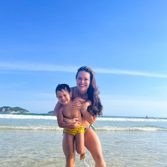 Mari Bridi publicou uma foto curtindo a praia com o filho