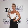 Kaley Cuoco-Sweeting exibe troféu vencido por Atriz de Comédia Favorita – TV